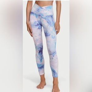 VICTORIA'S SECRET
Love Cloud Crossover Legging